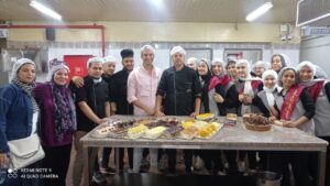 شبان بنها داخل حلواني الرفاعي