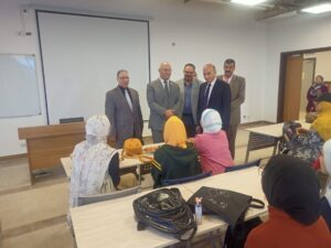 رئيس جامعة بنها يتفقد الدراسة بالجامعة الأهلية بالعبور ويلتقي بالطلاب