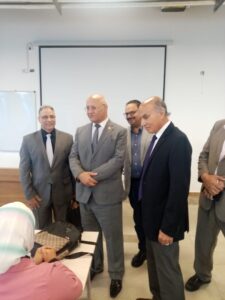 رئيس جامعة بنها يتفقد الدراسة بالجامعة الأهلية بالعبور ويلتقي بالطلاب