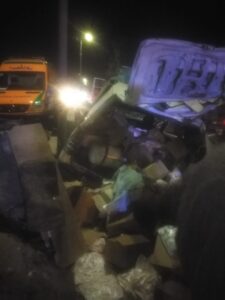 صور - انقلاب سيارة "تريلا" محملة بأعلاف بطريق كفر شكر