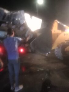 صور - انقلاب سيارة "تريلا" محملة بأعلاف بطريق كفر شكر