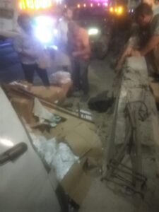 صور - انقلاب سيارة "تريلا" محملة بأعلاف بطريق كفر شكر