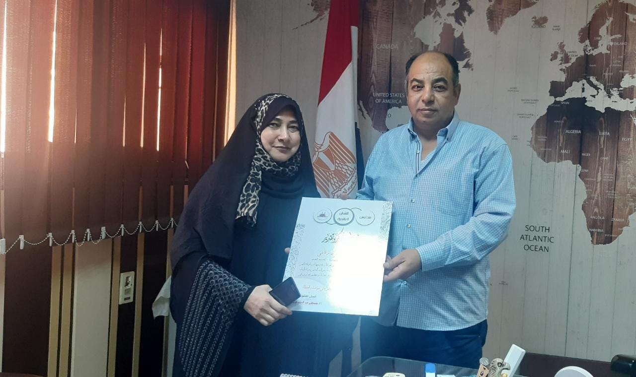 "النشيطة " شبان بنها تكرم مديرة المرحلة الاعدادية والثانوية