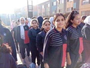 بعلامات النصر والابتسامة .. طلاب المرحلة الإعدادية بشبان بنها يبدأون أول يوم دراسي