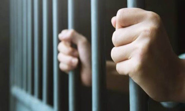 استدرجها بحجة مساعدته .. المشدد 15 عاما لموظف هتك عرض طفلة ببنها