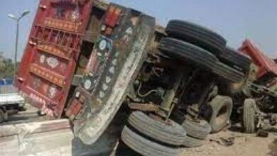 انقلاب سيارة نقل محملة بالحجارة بالطريق الدائري بالقليوبية