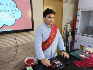 الطالب أحمد محمد يبتكر جهاز لمساعدة المرضى على تذكر الأشياء