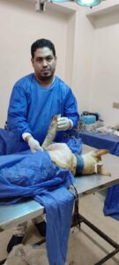 صور - إنقاذ كلب شارع تعرض لحادث ببنها