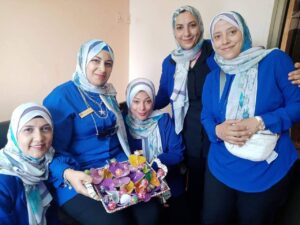 بالشيكولاته والهدايا مجمع مدارس الشبان العالمية يستقبلون الطلاب أول يوم دراسي