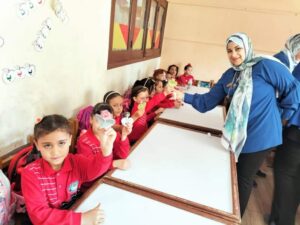 بالشيكولاته والهدايا مجمع مدارس الشبان العالمية يستقبلون الطلاب أول يوم دراسي