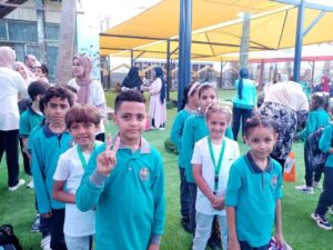 بعلامات النصر والابتسامة .. طلاب مجمع مدارس الشبان يشاركون بفرحتهم في أول عام دراسي
