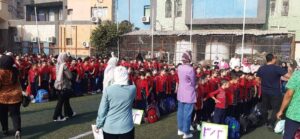 بعلامات النصر والابتسامة .. طلاب مجمع مدارس الشبان يشاركون بفرحتهم في أول عام دراسي