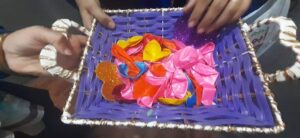 بالشيكولاته والهدايا مجمع مدارس الشبان العالمية يستقبلون الطلاب أول يوم دراسي