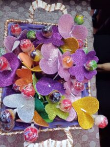 بالشيكولاته والهدايا مجمع مدارس الشبان العالمية يستقبلون الطلاب أول يوم دراسي