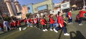 بعلامات النصر والابتسامة .. طلاب مجمع مدارس الشبان يشاركون بفرحتهم في أول عام دراسي