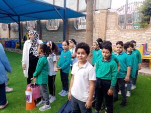 بعلامات النصر والابتسامة .. طلاب مجمع مدارس الشبان يشاركون بفرحتهم في أول عام دراسي