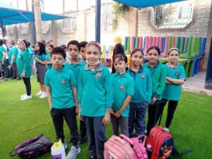 بعلامات النصر والابتسامة .. طلاب مجمع مدارس الشبان يشاركون بفرحتهم في أول عام دراسي