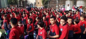 بعلامات النصر والابتسامة .. طلاب مجمع مدارس الشبان يشاركون بفرحتهم في أول عام دراسي