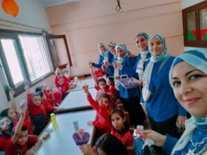 بالشيكولاته والهدايا مجمع مدارس الشبان العالمية يستقبلون الطلاب أول يوم دراسي