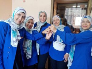 بالشيكولاته والهدايا مجمع مدارس الشبان العالمية يستقبلون الطلاب أول يوم دراسي