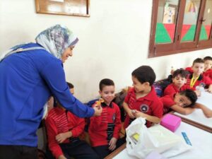 بالشيكولاته والهدايا مجمع مدارس الشبان العالمية يستقبلون الطلاب أول يوم دراسي