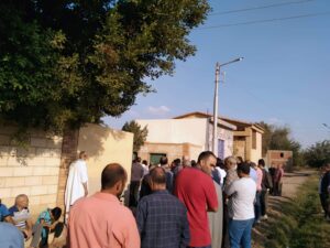 صور - تشييع جثمان مدرس لقي مصرعه أثناء الشرح في مدرسة بشبرا