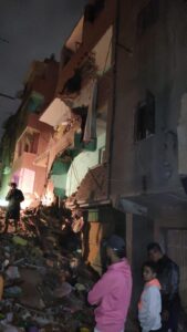 رعب وهلع .. اللقطات الأولى لانهيار عقار إمبابة