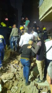 رعب وهلع .. اللقطات الأولى لانهيار عقار إمبابة