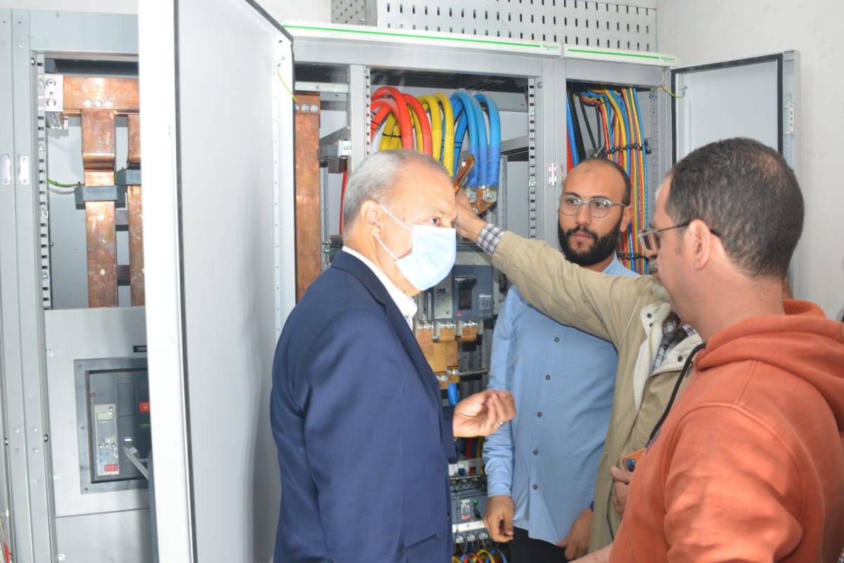 بعد انقطاع الكهرباء .. محافظ القليوبية: تركيب لوحة تحكم الكهرباء الجديدة مستشفى بنها التعليمي