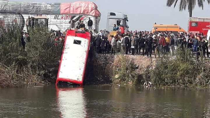 بينهم أطفال .. 16 غريقًا إثر انقلاب ميني باص في ترعة بالدقهلية بينهم أطفال .. 16 غريقًا إثر انقلاب ميني باص في ترعة بالدقهلية