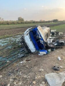 صور - مصرع سائق وإصابة أخر في سقوط سيارتين من على الطريق الحر بطوخ