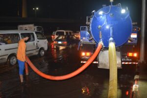 صور - محافظ القليوبية يتابع أعمال تصريف مياه الأمطار بالطرق الرئيسيه