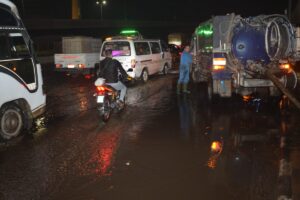 صور - محافظ القليوبية يتابع أعمال تصريف مياه الأمطار بالطرق الرئيسيه