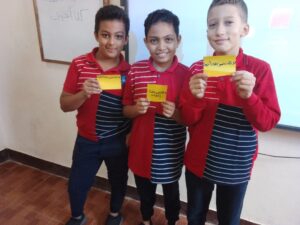 بإرشادات ورقية وعبارات ايجابية.. شبان بنها تستمر في حملة " لا للتنمر "