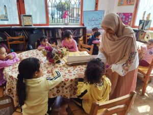 لإثراء المعرفة للأطفال.. زيارة داخلية لمكتبة هيئة الشبان العالمية