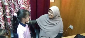 طفل صغير حلم كبير.. اطفال الشبان يديرون حوارات داخل المجمع