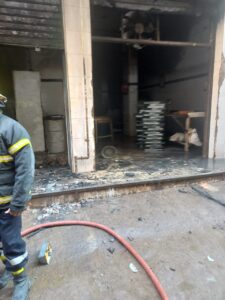 صور - إصابة 3 أشخاص في حريق مصنع حلوى ببنها