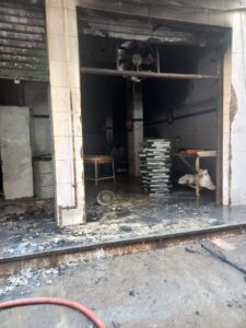 صور - إصابة 3 أشخاص في حريق مصنع حلوى ببنها