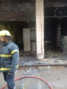 صور - إصابة 3 أشخاص في حريق مصنع حلوى ببنها