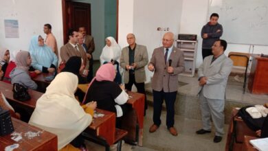 رئيس جامعة بنها يقوم بجولة موسعة داخل 7 كليات ويتفقد الامتحانات وسير العملية التعليمية