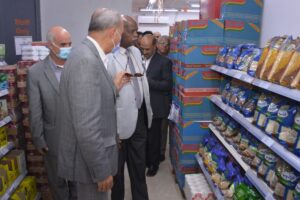 محافظ القليوبية يتفقد السلاسل التجارية للتأكد من تواجد السلع الغذائية وبيعها بالأسعار المناسبة