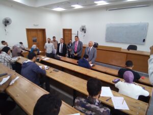 صور - رئيس جامعة بنها يتفقد سير العملية التعليمية والامتحانات بمقر الجامعة بالعبور