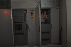 صور - محافظ القليوبية يتابع عطل بلوحة تحكم الكهرباء بمستشفى بنها التعليمي