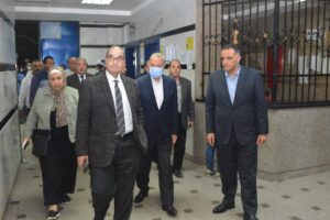 صور - محافظ القليوبية يتابع عطل بلوحة تحكم الكهرباء بمستشفى بنها التعليمي