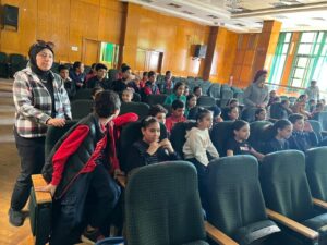 زيارة لمكتبه مصر العامه.. شبان بنها تستمر في احتفالات اعياد الطفولة