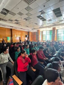 زيارة لمكتبه مصر العامه.. شبان بنها تستمر في احتفالات اعياد الطفولة