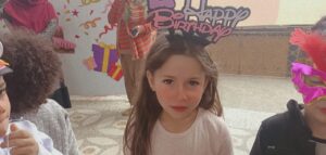 كل عيد وانتم بخير.. شبان بنها تحتفل بأعياد ميلاد ازهارها