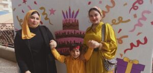 كل عيد وانتم بخير.. شبان بنها تحتفل بأعياد ميلاد ازهارها