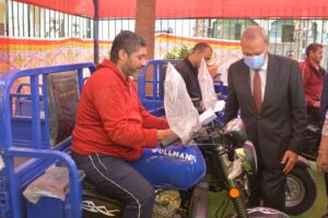 محافظ القليوبية يشهد تسليم مشروع برنامج فرصة تحت شعار "ابدأ وإحنا معاك"