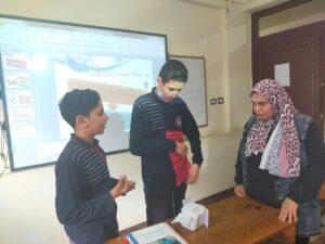 لتنمية مهارات الطلاب شبان بنها تشارك طلابها لعبة نرد وصياد المعلومات